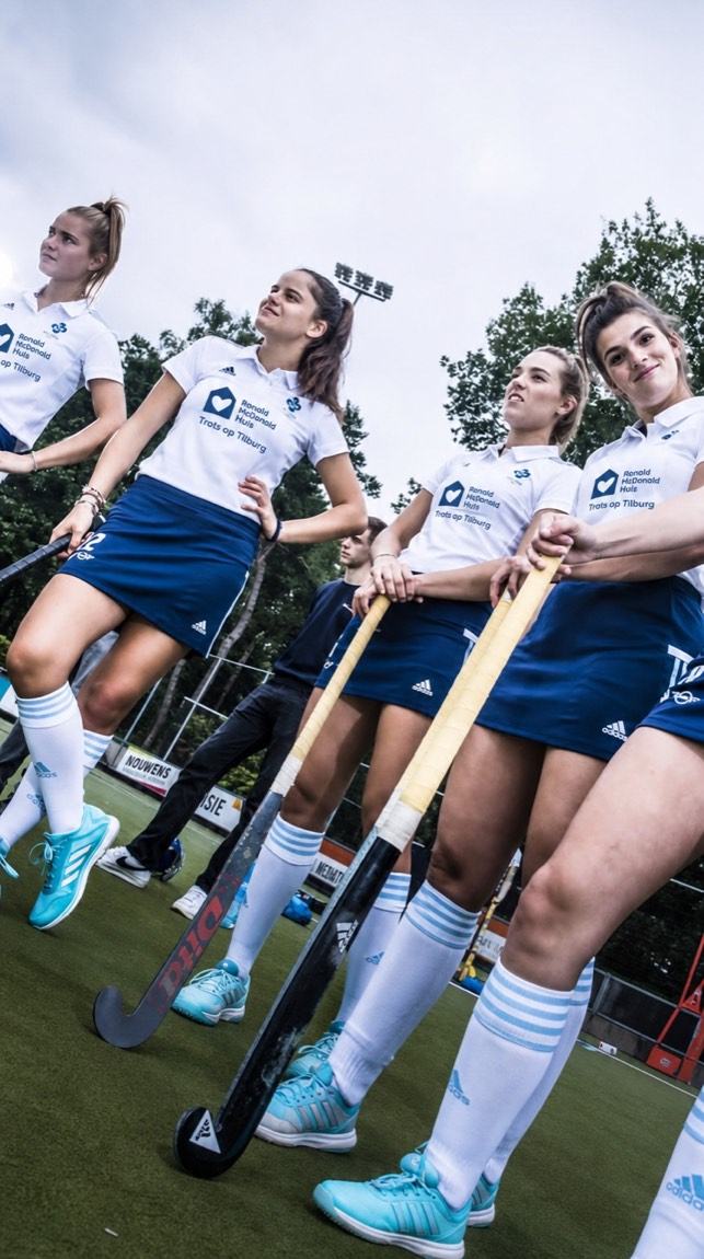 Speelsters van HC Tilburg op het veld
