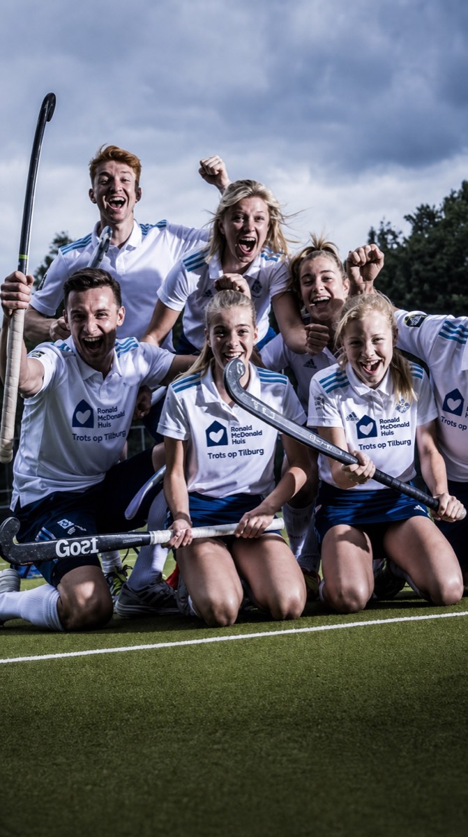 Heren, dames en topjeugd van HC Tilburg juichen samen