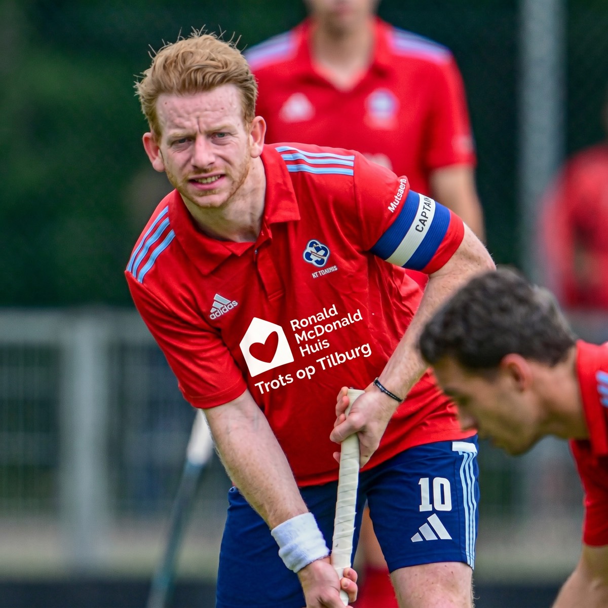HC Tilburg-speler in actie met Ronald McDonald Huis — Trots op Tilburg op de borst