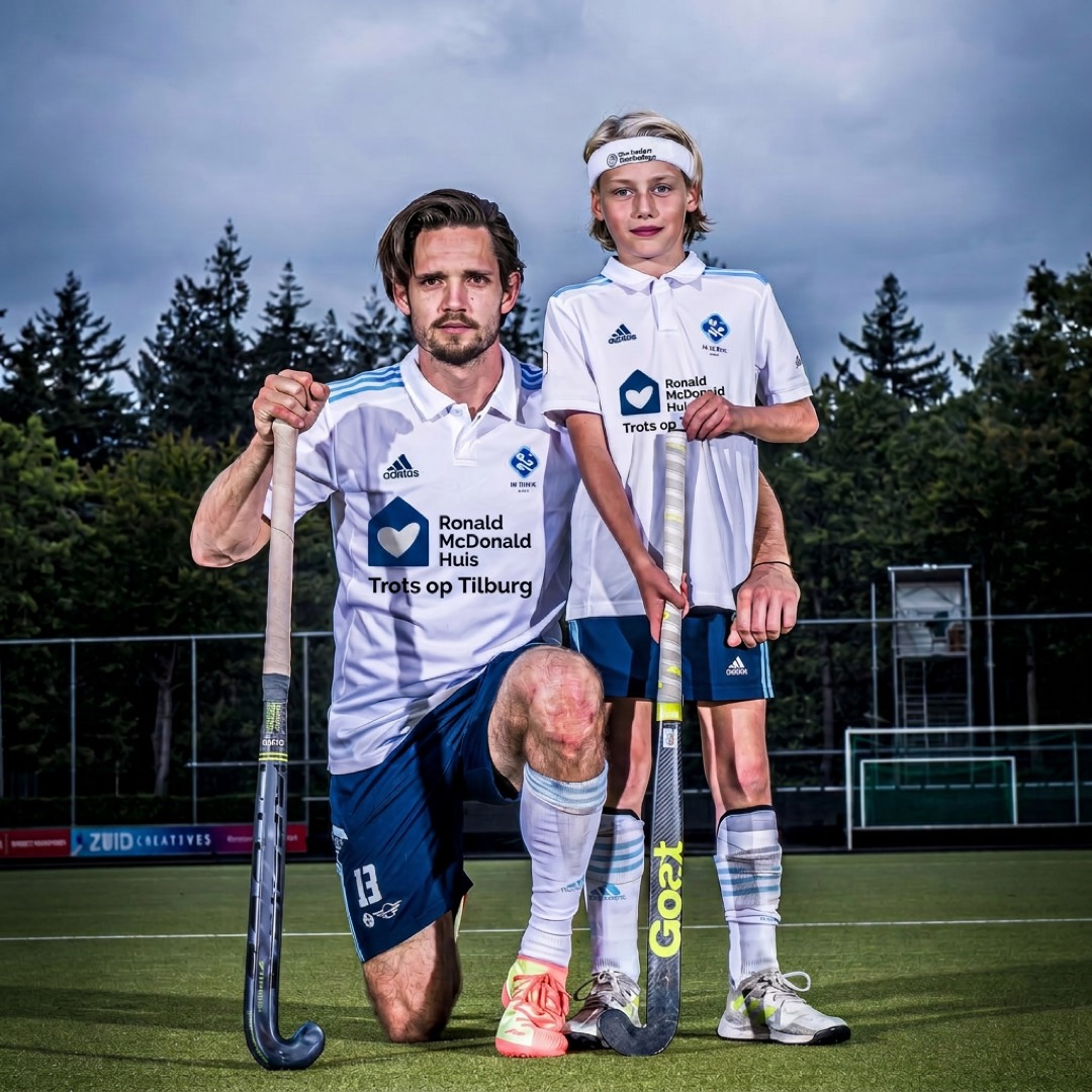 Spelers van HC Tilburg in het Ronald McDonald Huis — Trots op Tilburg-shirt